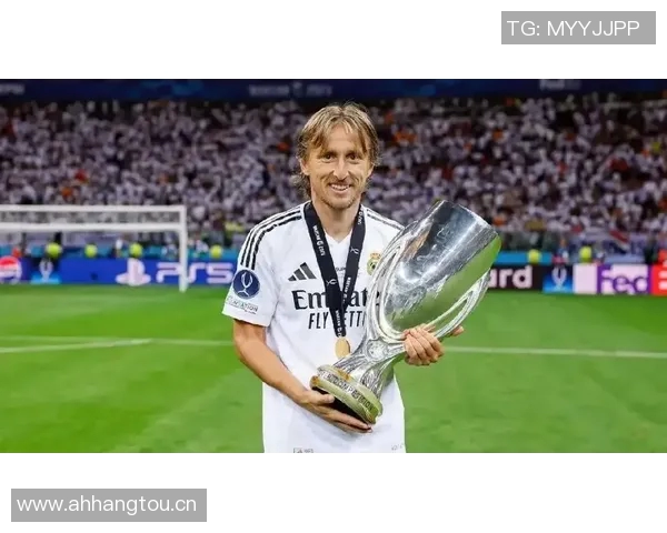 莫德里奇在40岁时成就超越德布劳内的辉煌表现