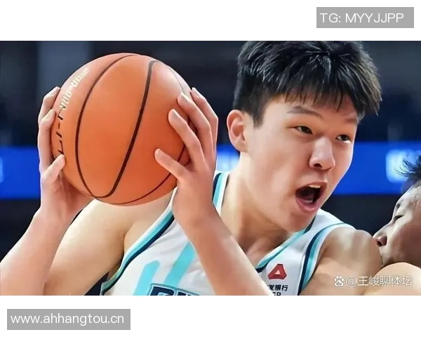 杨瀚森背粉色小书包启程湾区NBA首秀即将开启 杨瀚森背粉色小书包启程湾区NBA首秀即将开启