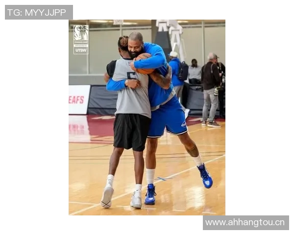 独行侠训练照曝光弗拉格与安东尼戴维斯展开激烈对抗