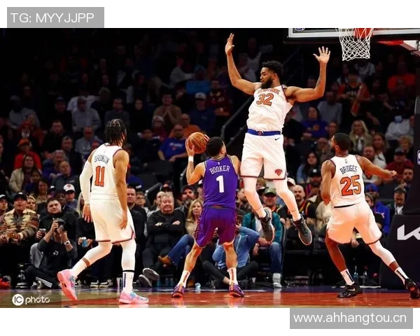 布克强势表现引领球队胜利19投10中斩获31分5篮板3助攻1抢断