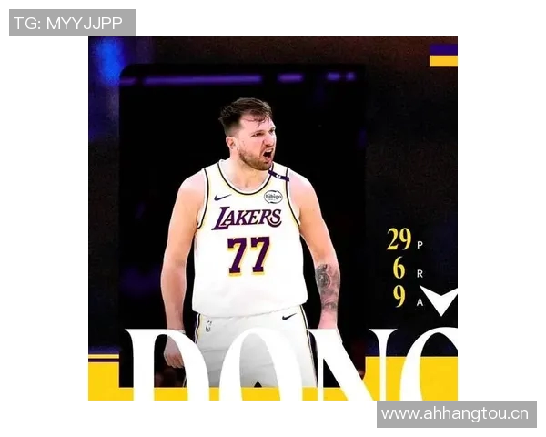 詹姆斯本赛季表现低迷球权到手立刻传给东契奇 詹姆斯本赛季表现低迷球权到手立刻传给东契奇