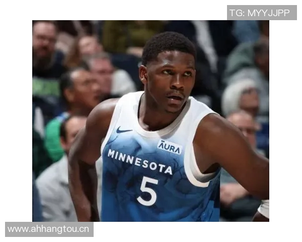 爱德华兹复出状态低迷半场仅得5分2助攻表现令人失望 爱德华兹复出状态低迷半场仅得5分2助攻表现令人失望