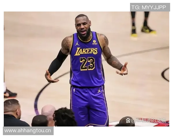 弗菲表现出色6投3中贡献12分3篮板1助攻1盖帽展现实力 弗菲表现出色6投3中贡献12分3篮板1助攻1盖帽展现实力