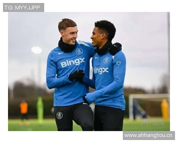 切尔西备战强敌帕尔默训练场重聚埃斯特旺畅谈战术心得 切尔西备战强敌帕尔默训练场重聚埃斯特旺畅谈战术心得