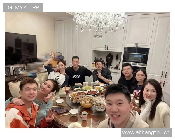 翟晓川妻子分享观赛美照庆祝陪伴第15个赛季只为与你共度每一个瞬间