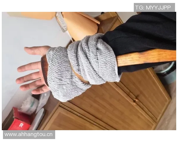 梅尔顿因旧伤复发赛后冰敷右手预计几天后恢复正常状态