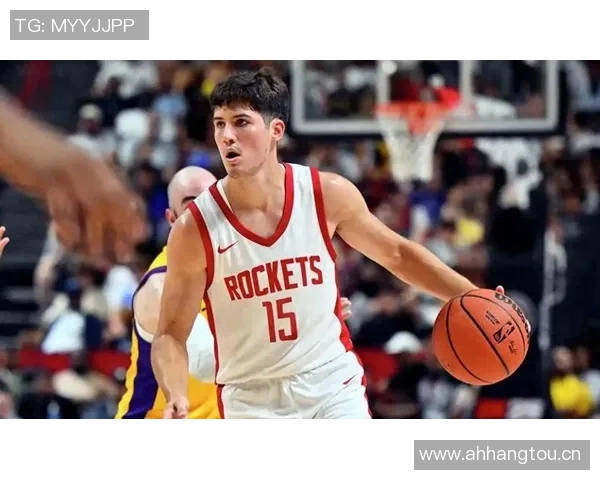 埃奇库姆费城主场首秀表现惊艳球迷热烈掌声致敬 埃奇库姆费城主场首秀表现惊艳球迷热烈掌声致敬